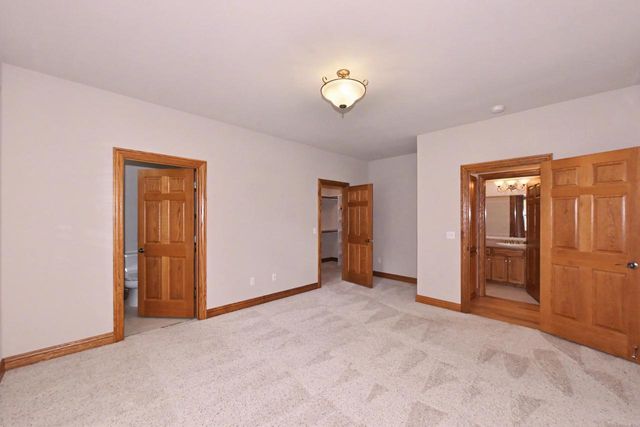 124 Meehan CIRCLE, West Bend, WI 53095