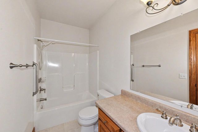 124 Meehan CIRCLE, West Bend, WI 53095