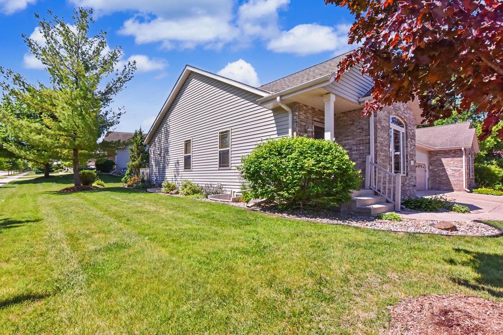 124 Meehan CIRCLE, West Bend, WI 53095