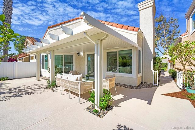 15511 Walton Heath Row, San Diego, CA 92128