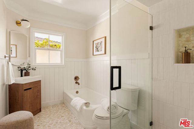 8116 Truxton Avenue, Los Angeles, CA 90045