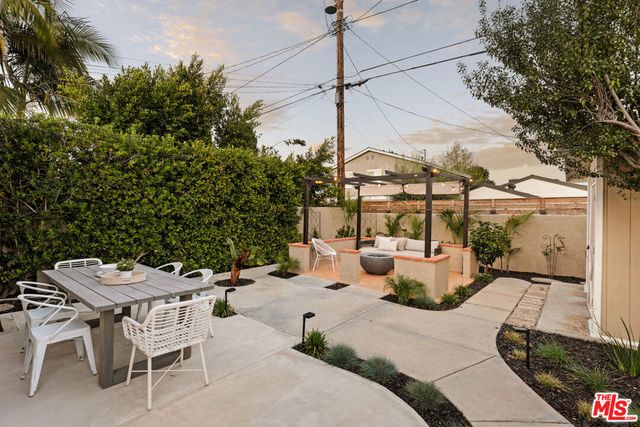 8116 Truxton Avenue, Los Angeles, CA 90045