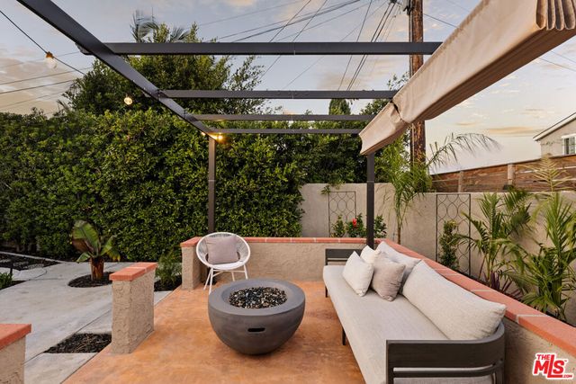 8116 Truxton Avenue, Los Angeles, CA 90045