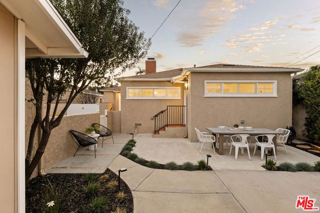 8116 Truxton Avenue, Los Angeles, CA 90045