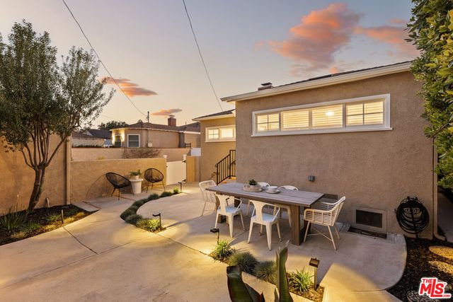 8116 Truxton Avenue, Los Angeles, CA 90045