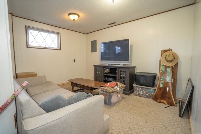 717 S 5th Avenue E, Newton, IA 50208