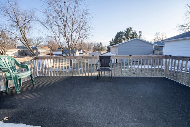 717 S 5th Avenue E, Newton, IA 50208