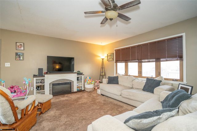 717 S 5th Avenue E, Newton, IA 50208