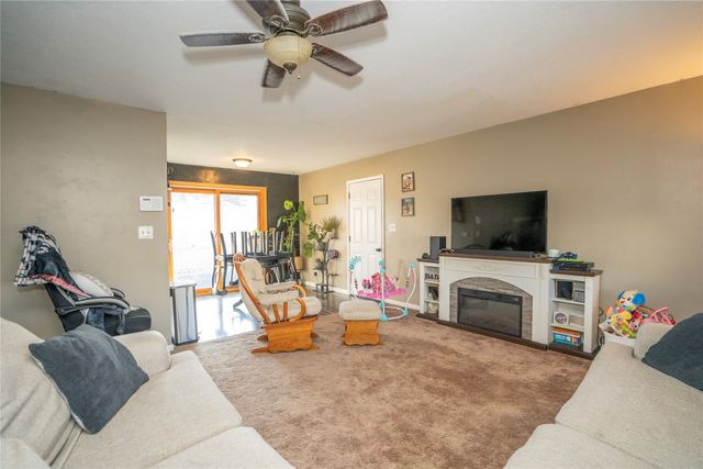 717 S 5th Avenue E, Newton, IA 50208