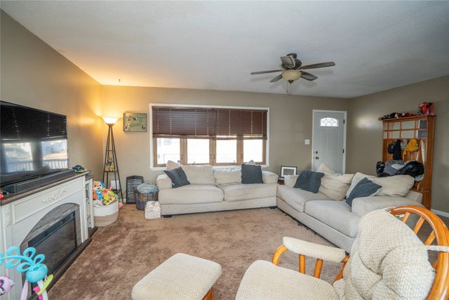 717 S 5th Avenue E, Newton, IA 50208