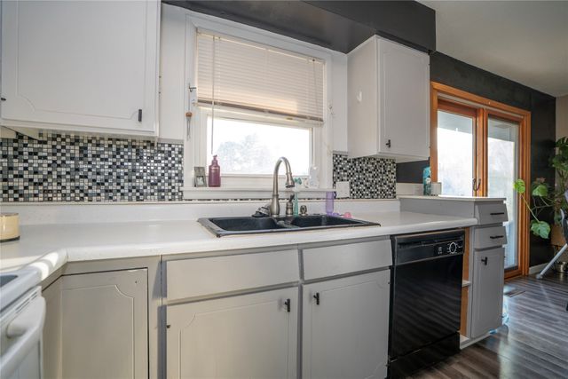 717 S 5th Avenue E, Newton, IA 50208