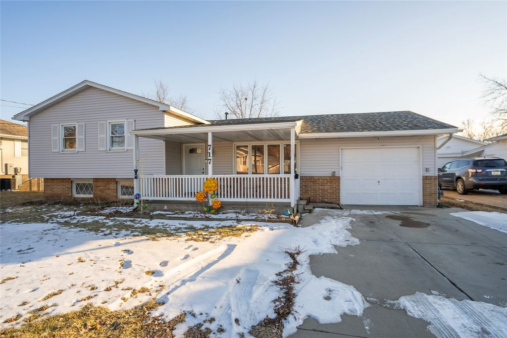 717 S 5th Avenue E, Newton, IA 50208