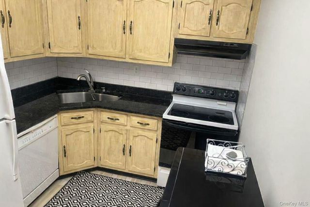 395 Woodbridge Drive C, Ridge, NY 11961