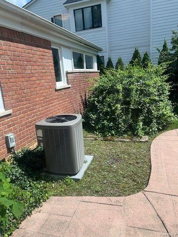 120 Westchester Way, Birmingham, MI 48009