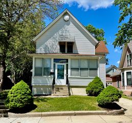 370 North Street, Elgin, IL 60120