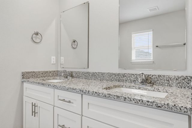 2940 N Nixon Avenue, Springfield, MO 65803