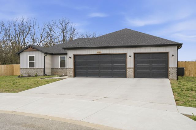 2940 N Nixon Avenue, Springfield, MO 65803
