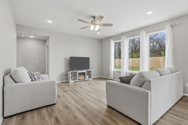 2940 N Nixon Avenue, Springfield, MO 65803