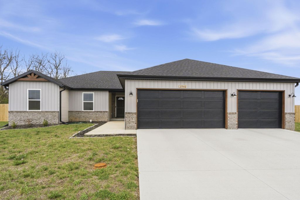 2940 N Nixon Avenue, Springfield, MO 65803