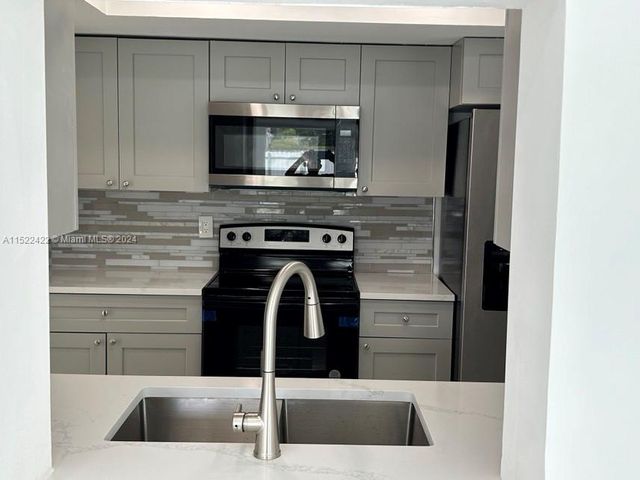 801 S Highland Dr, Hollywood, FL 33021