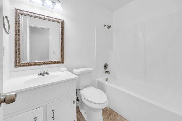 1020 Pinetree Road, Mary Esther, FL 32569