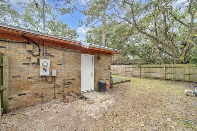 1020 Pinetree Road, Mary Esther, FL 32569