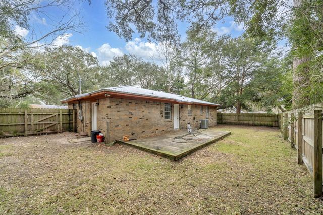 1020 Pinetree Road, Mary Esther, FL 32569