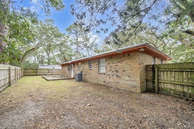 1020 Pinetree Road, Mary Esther, FL 32569