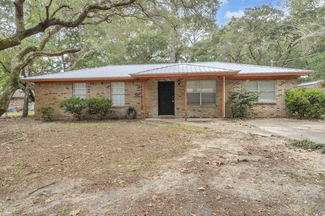 1020 Pinetree Road, Mary Esther, FL 32569