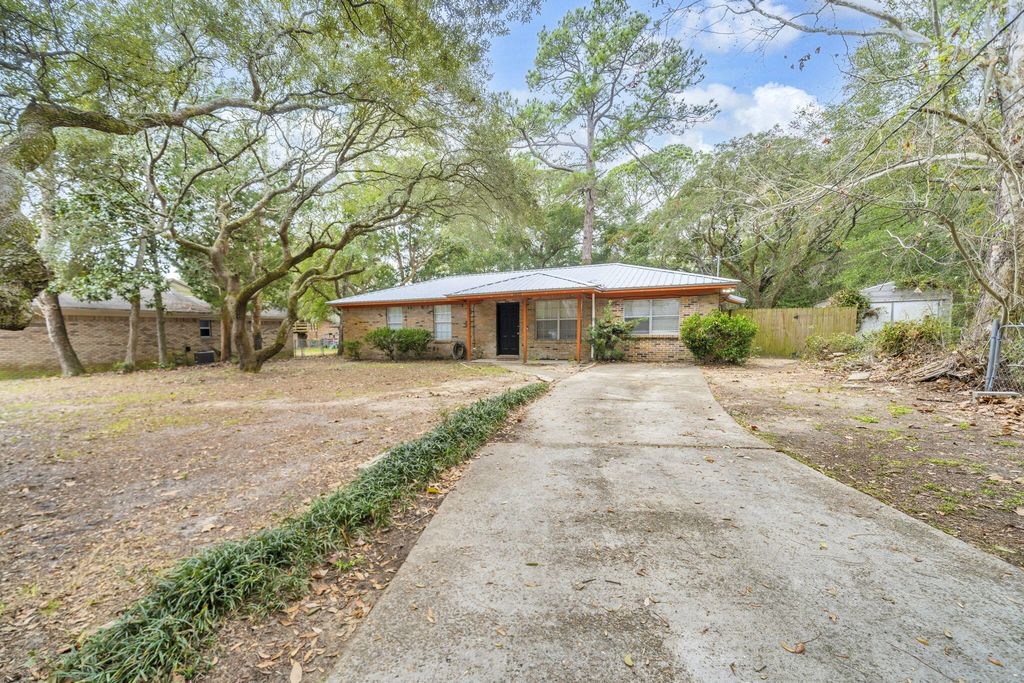 1020 Pinetree Road, Mary Esther, FL 32569