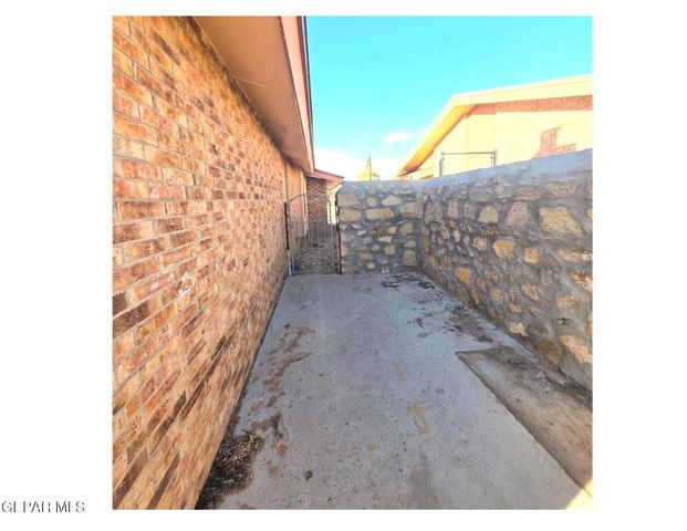 2226 ROBERT WYNN Street, El Paso, TX 79936