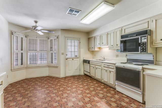 2611 Eisenhauer Rd Apt 1103, San Antonio, TX 78209