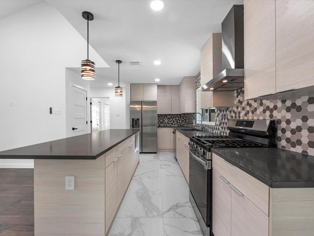 1107 Stonecrest Drive, Houston, TX 77018