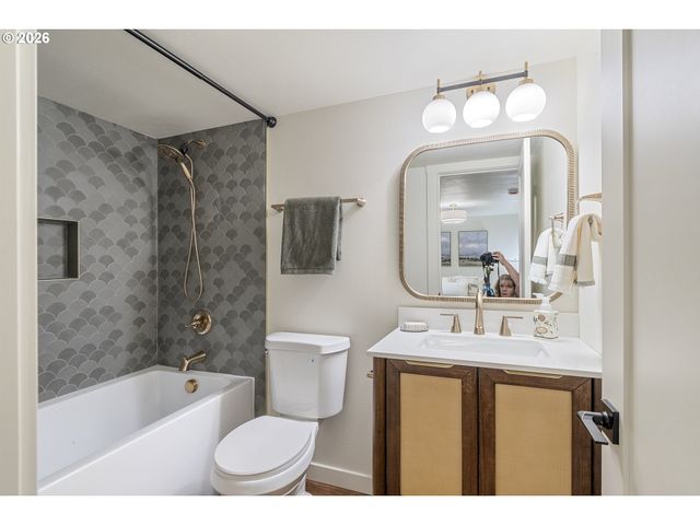 2100 KAUFFMAN Ave, Vancouver, WA 98660