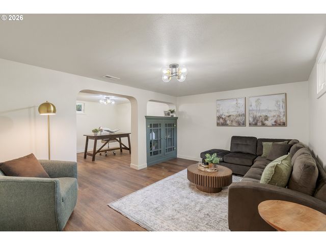 2100 KAUFFMAN Ave, Vancouver, WA 98660