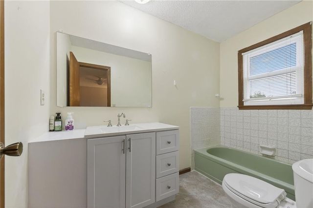 6761 N Woodland Avenue, Kansas City, MO 64118