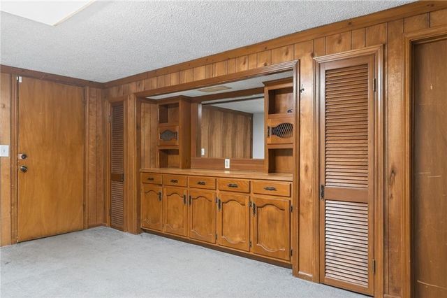 6761 N Woodland Avenue, Kansas City, MO 64118