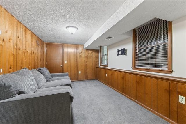 6761 N Woodland Avenue, Kansas City, MO 64118