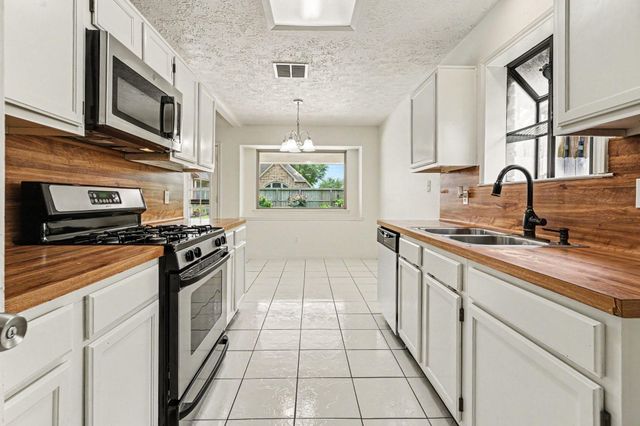 2909 Forest Hills Drive, League City, TX 77573