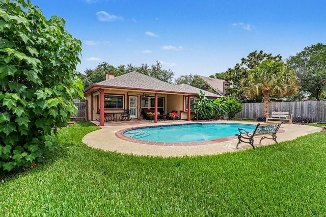 2909 Forest Hills Drive, League City, TX 77573