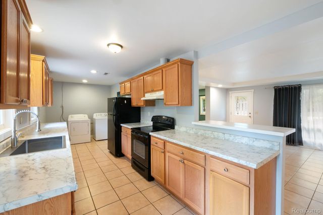 2495 Walce Drive, West Bloomfield Charter Township, MI 48324