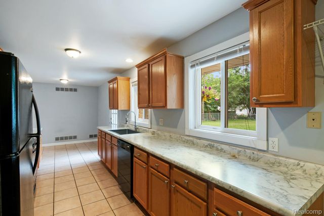 2495 Walce Drive, West Bloomfield Charter Township, MI 48324