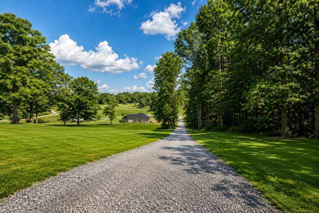 1520 Columbia Rd, Dickson, TN 37055