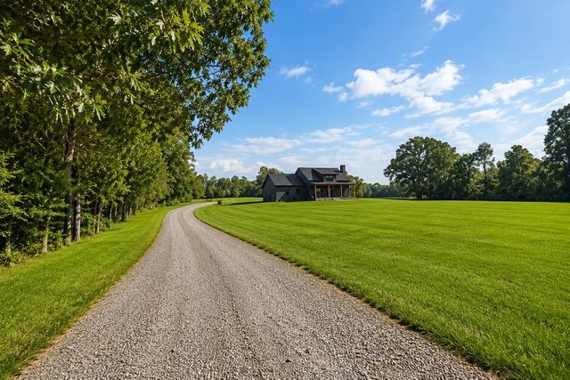 1520 Columbia Rd, Dickson, TN 37055