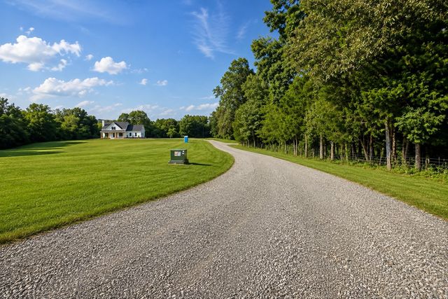 1520 Columbia Rd, Dickson, TN 37055