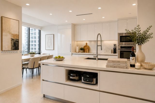520 Brickell Key Dr A1421, Miami, FL 33131