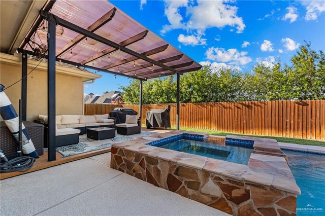 812 W Arapaho Avenue, Pharr, TX 78577