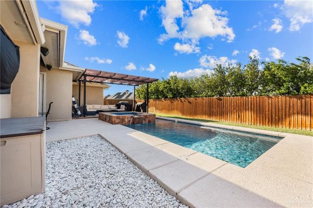 812 W Arapaho Avenue, Pharr, TX 78577