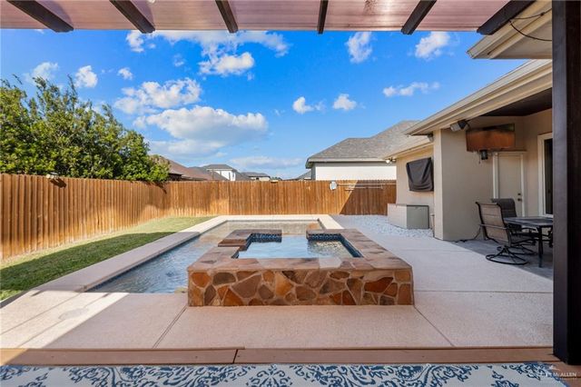 812 W Arapaho Avenue, Pharr, TX 78577