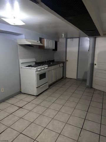 152 Jacques St, Elizabeth City, NJ 07201